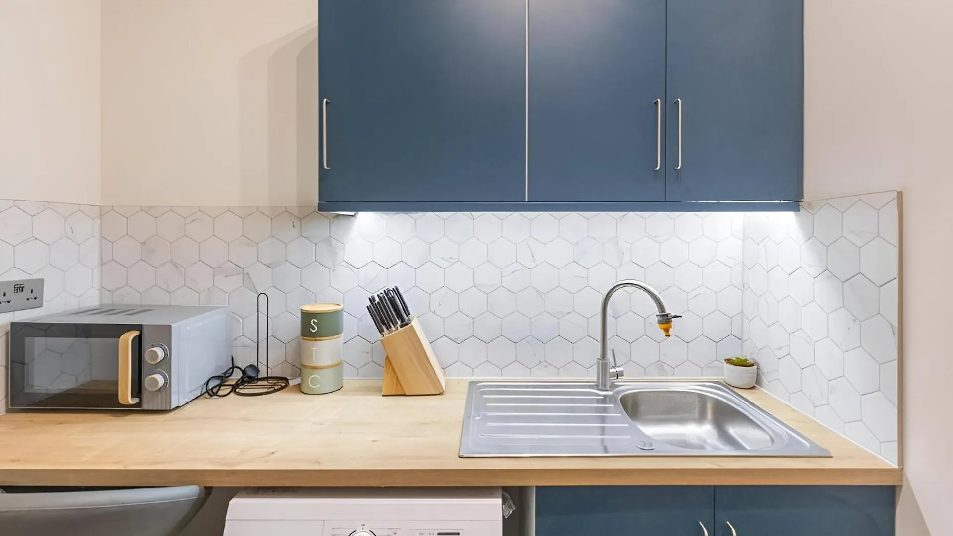 Urban Nest - Stylish Studio Escape London Apartment